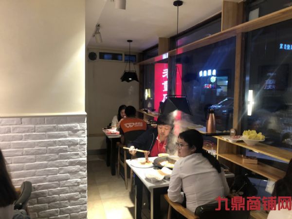 ���˹㳡���ָ���������ת��ʵ��ͼƬ