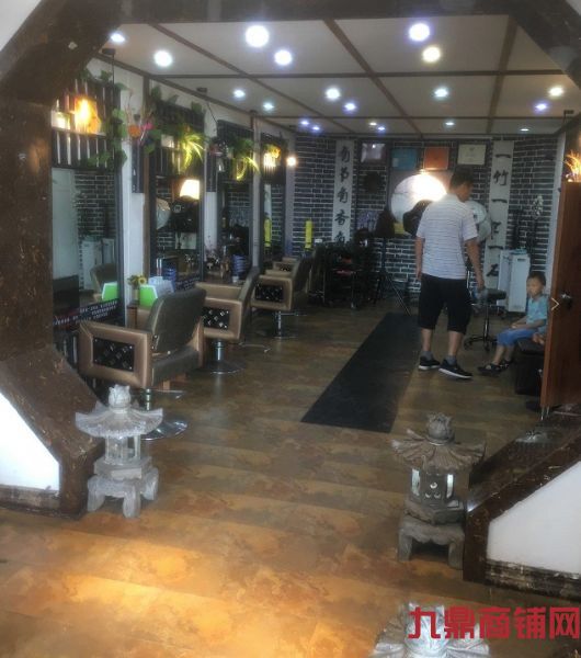 �����ٽ�������ת��ʵ��ͼƬ