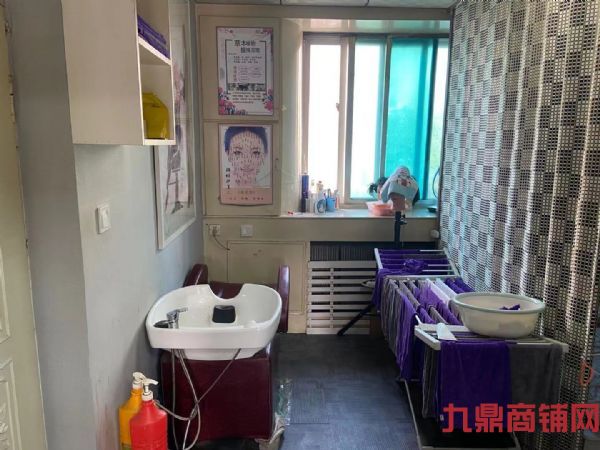 �ٽ�������ת��ʵ��ͼƬ