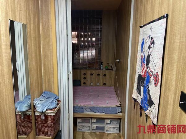 �����ٽ�������ת��ʵ��ͼƬ