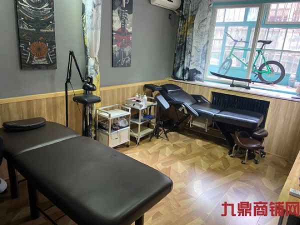 �����ٽ�������ת��ʵ��ͼƬ