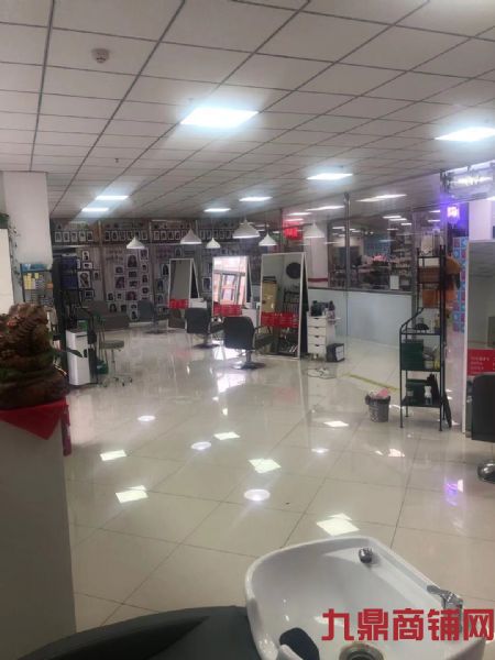 �ٽ�������ת��ʵ��ͼƬ