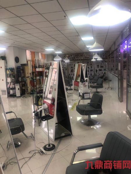 �ٽ�������ת��ʵ��ͼƬ