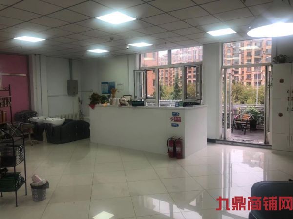 �ٽ�������ת��ʵ��ͼƬ