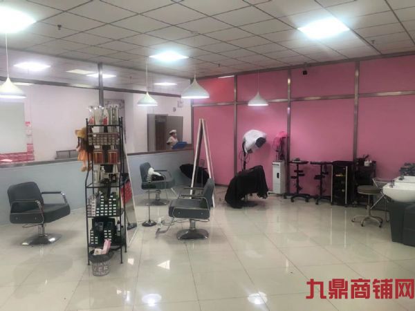 �ٽ�������ת��ʵ��ͼƬ