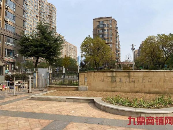 ����������С�����м���վһ��ת��ʵ��ͼƬ