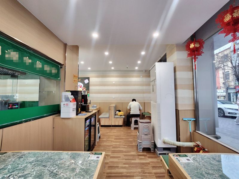 ���߹㳡���лƽ�ضξ�װ�����ת��ʵ��ͼƬ