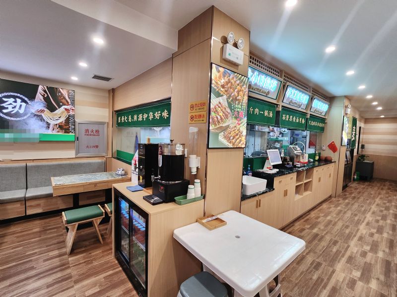 ���߹㳡���лƽ�ضξ�װ�����ת��ʵ��ͼƬ