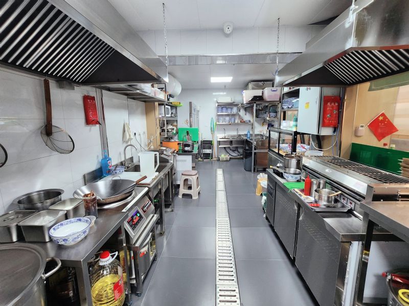 ���߹㳡���лƽ�ضξ�װ�����ת��ʵ��ͼƬ