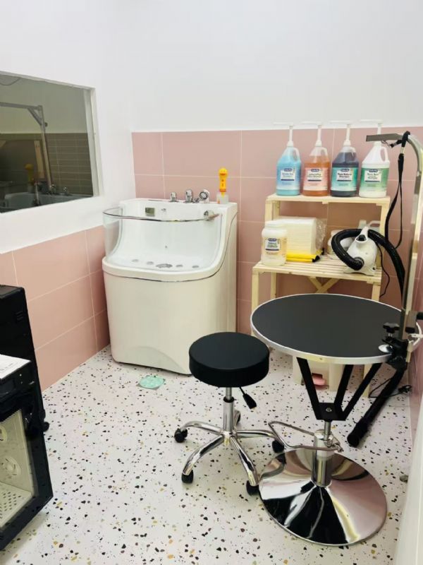 ���Ŷ����̣��ʾ���������·�ٽֳ����������ң��ɿ�ת��ʵ��ͼƬ